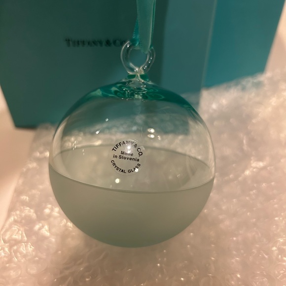TIFFANY & CO CRYSTAL ORNAMENT CLEAR WITH FROSTED BOTTOM BRAND NEW WITH BOX - Picture 4 of 9